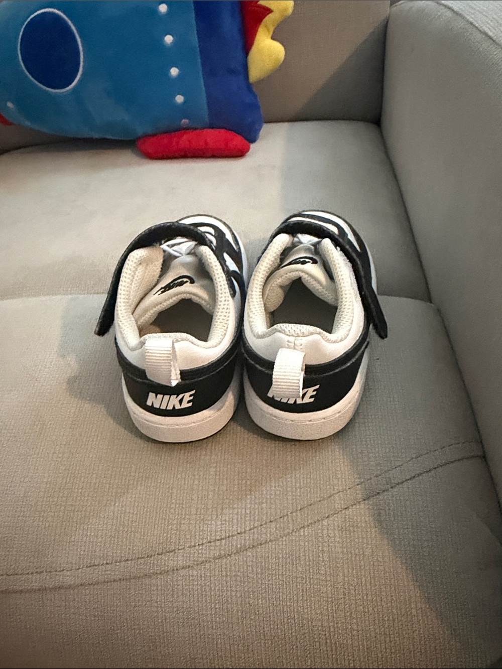 Nike Kids Black and White Low-Top Sneaker with Hook-and-Loop Strap - Picture 3 of 3